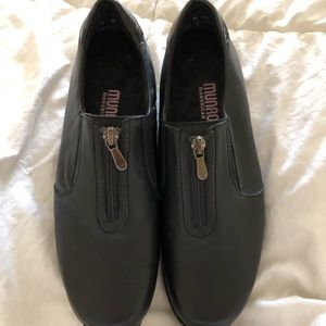 Munro leather loafers with zipper gently worn!